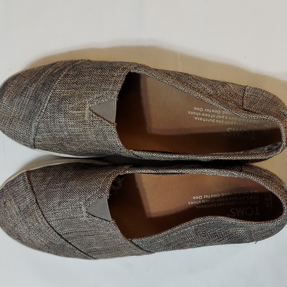 Tom's alpergata gray / black tweed textile uppers on rubber soles. Sz 8